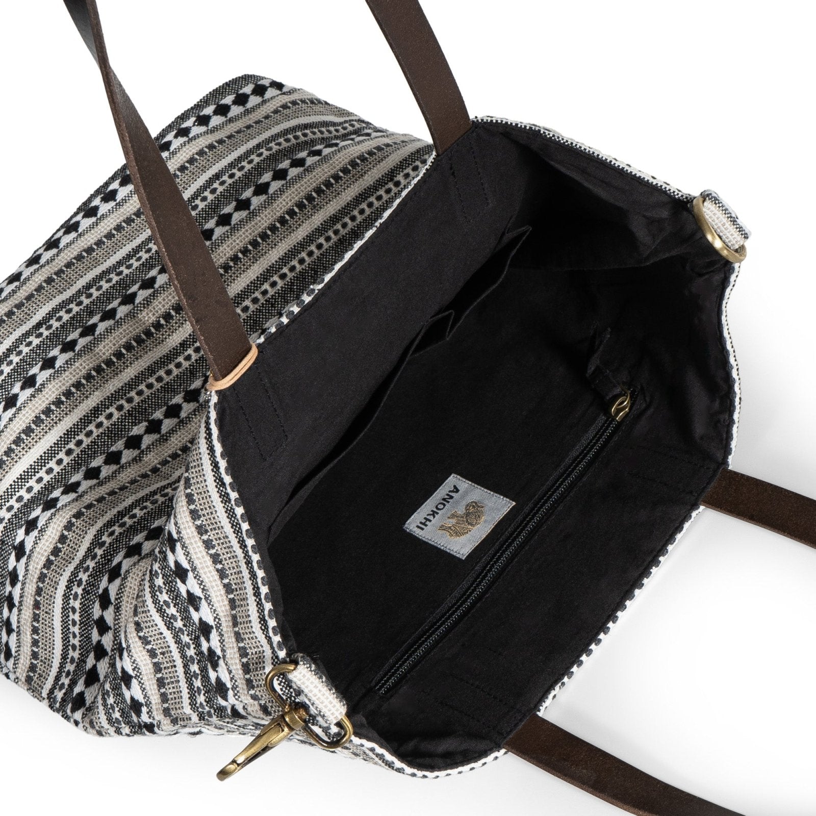 Beuteltasche aus Jacquard schwarz weiß beige - ANOKHI