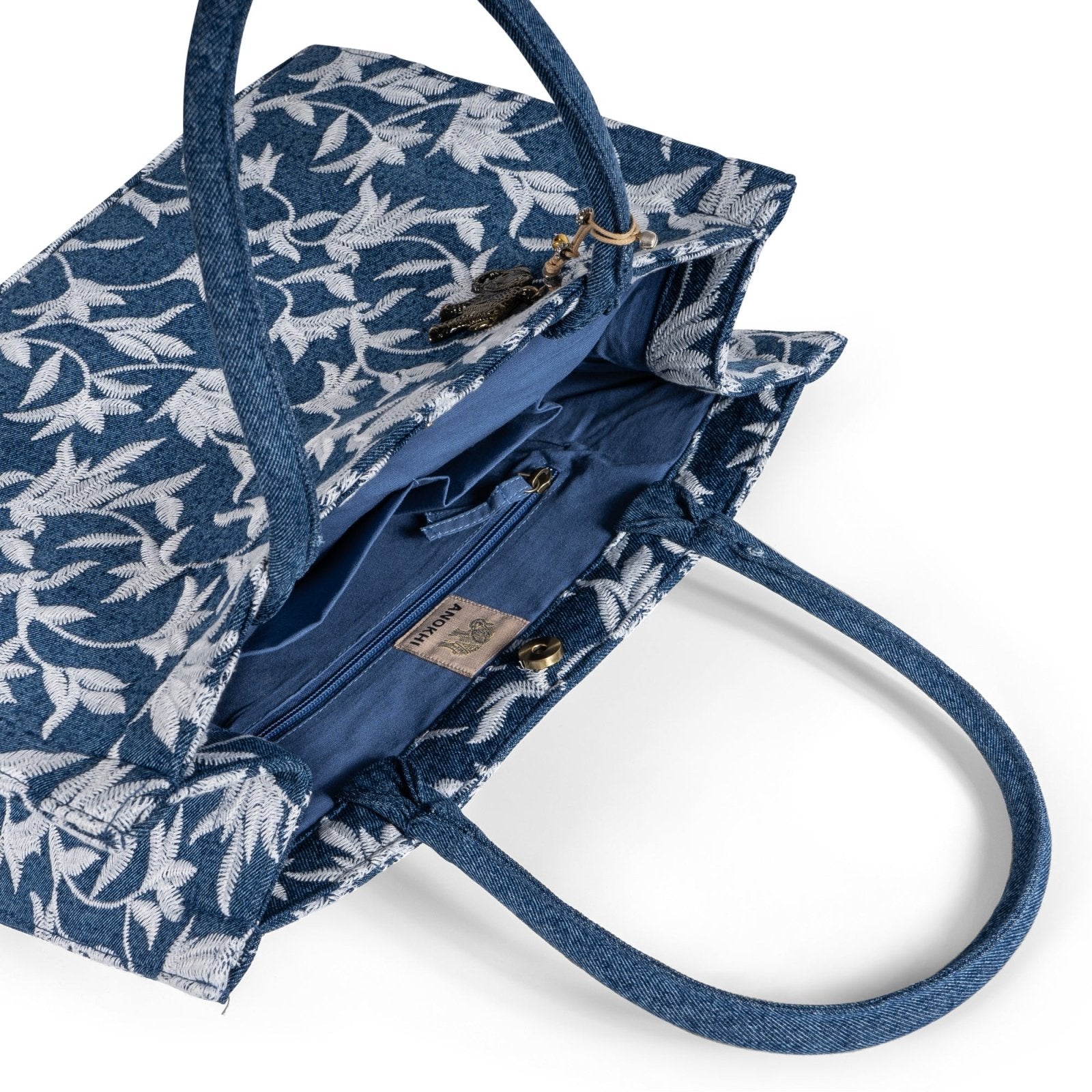 Book Tote Large Blue Denim Blumenstick weiß - ANOKHI