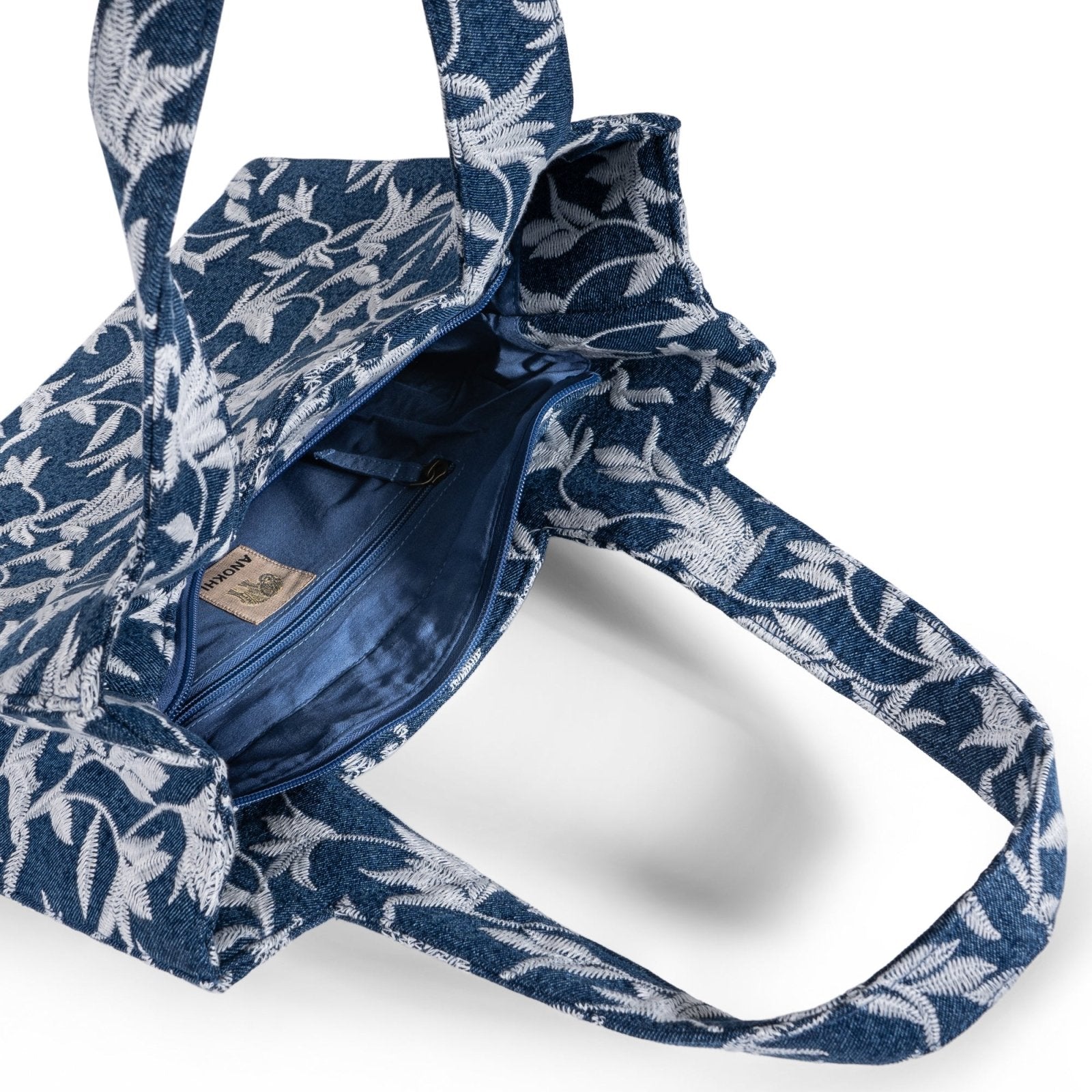 Book Tote mittlere Größe Blue Denim Blumenstick weiß - ANOKHI