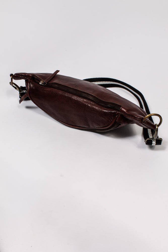 Charlie L" Bodybag aus Glattleder in Braun - ANOKHI