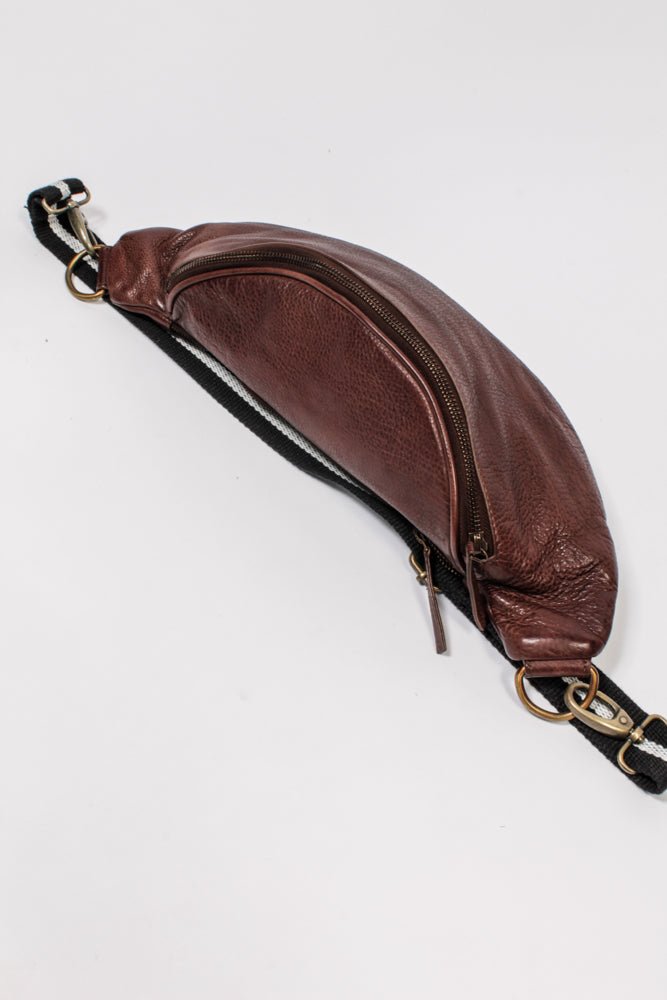 Charlie L" Bodybag aus Glattleder in Braun - ANOKHI