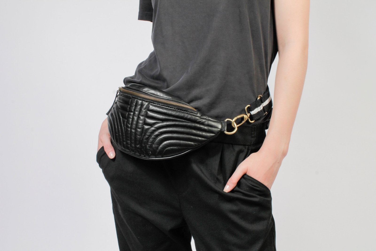 Charlie M" Beltbag aus abgestepptem Leder in Schwarz - ANOKHI