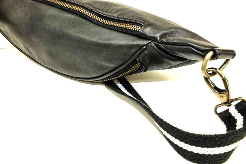 Charlie M" Beltbag aus abgestepptem Leder in Schwarz - ANOKHI