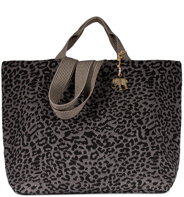 Großer Shopper mit Animal Print in Schwarz zwei Tragehenkel zwei Schultergurte aus Textil mit Innentaschen und abnehmbarem Labelanhänger