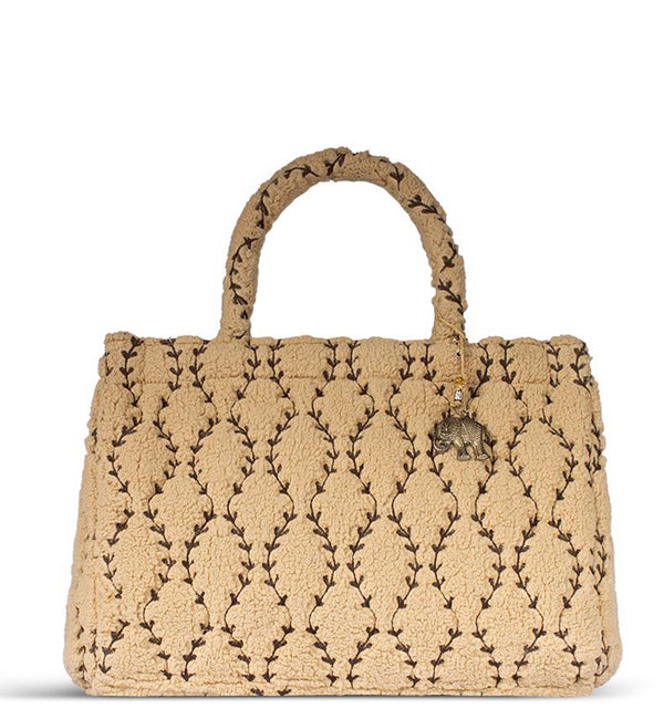 Cremefarbene Handtasche mit Blattmuster und Elefantenanhänger stilvoll und elegant