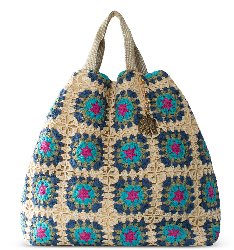 "Gehäkelter Shopper im Granny-Style mit pink-blauen Mustern und Quaste von Anokhi"