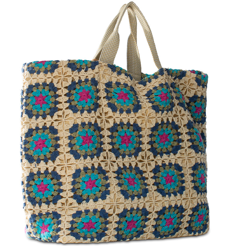 "Gehäkelter Shopper im Granny-Style mit pink-blauen Mustern und Quaste von Anokhi"