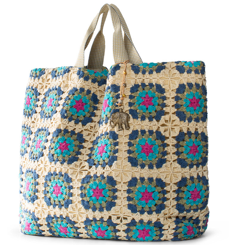 "Gehäkelter Shopper im Granny-Style mit pink-blauen Mustern und Quaste von Anokhi"