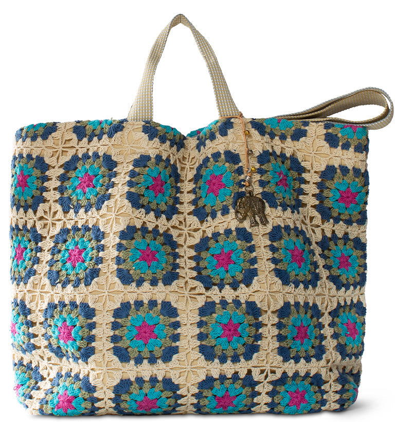 "Gehäkelter Shopper im Granny-Style mit pink-blauen Mustern und Quaste von Anokhi"
