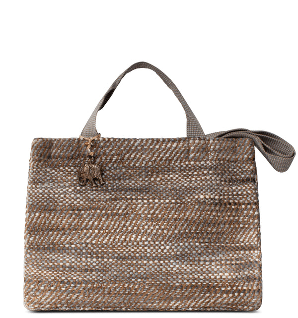 Große gestrickte Soft Bag in Braun mit zwei Henkeln zwei Schultergurten und einem geräumigen Hauptfach