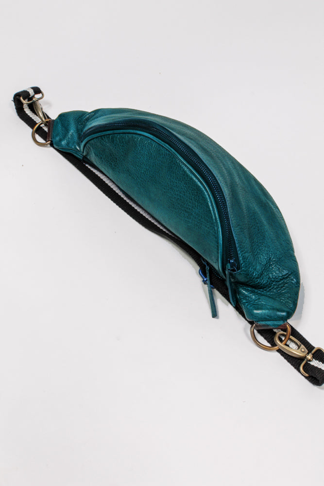 "Charlie L" Bodybag aus Glattleder in Teal