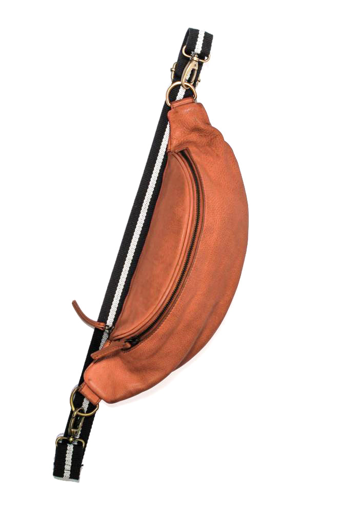 "Charlie L" Bodybag aus Glattleder in Cognac