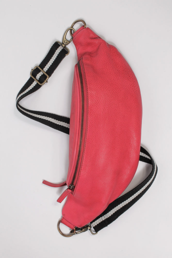 "Charlie L" Bodybag aus Glattleder in Rot