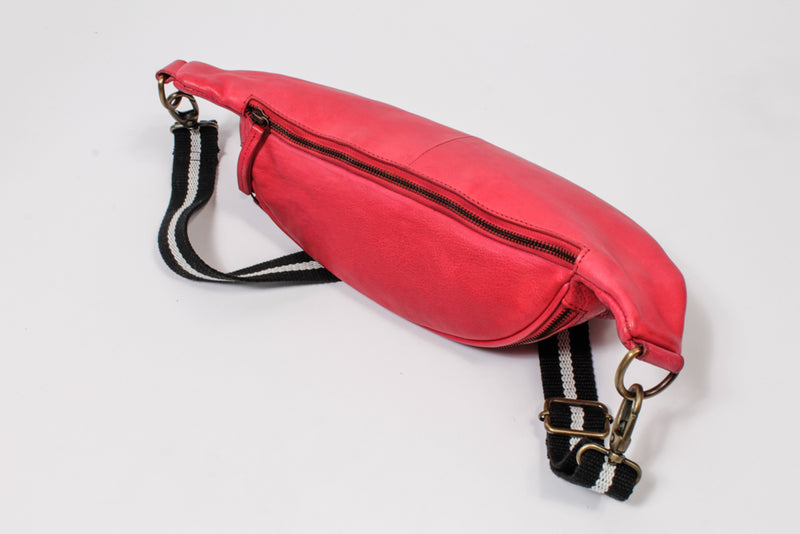 "Charlie L" Bodybag aus Glattleder in Rot