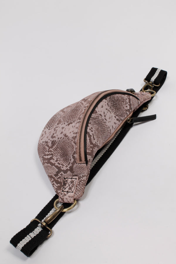 Gürteltasche "Charlie M" in Schlangenlederoptik in Rosé