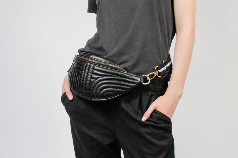 "Charlie M" Beltbag aus abgestepptem Leder in Schwarz