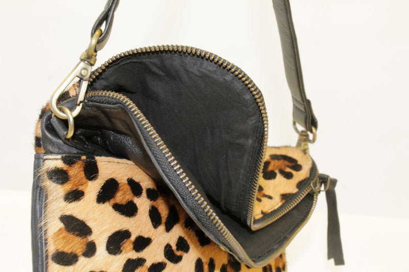 Saddlebag mit bedrucktem Kuhfell mit Leomuster