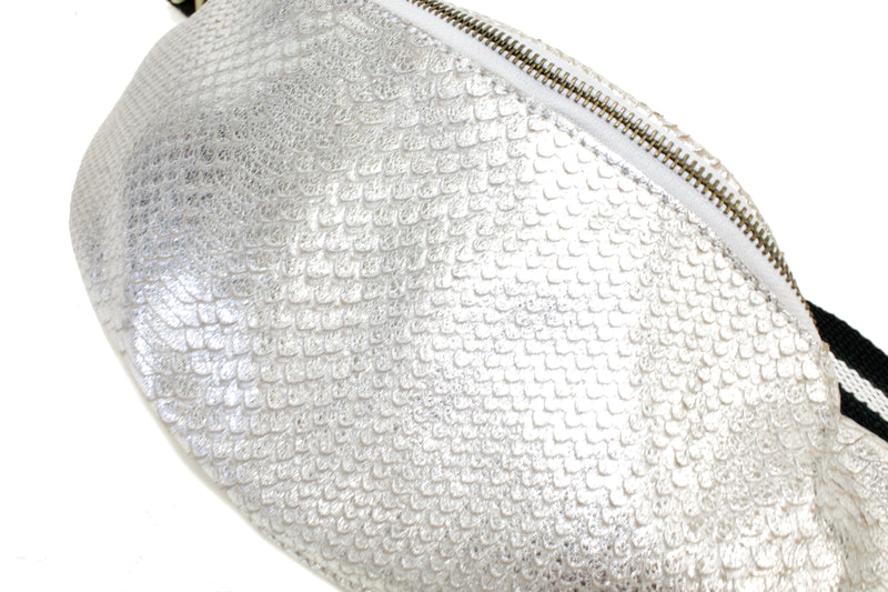 "Charlie M" Silberne Beltbag aus Leder in Reptilienoptik