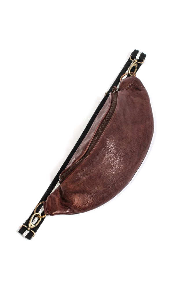 Charlie L" Bodybag aus Glattleder in Braun - ANOKHI