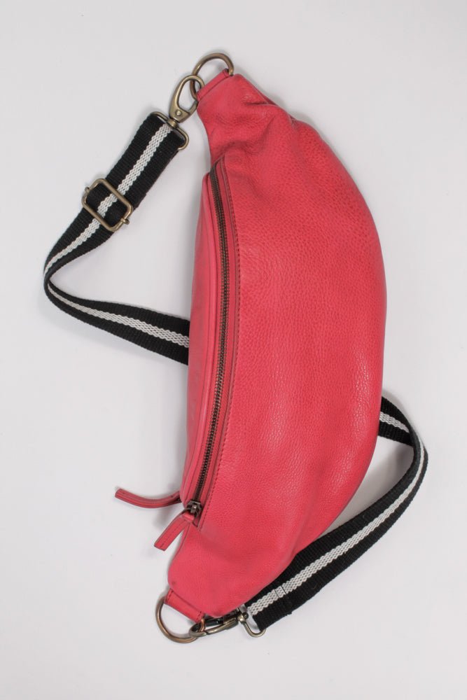 Charlie L" Bodybag aus Glattleder in Rot - ANOKHI