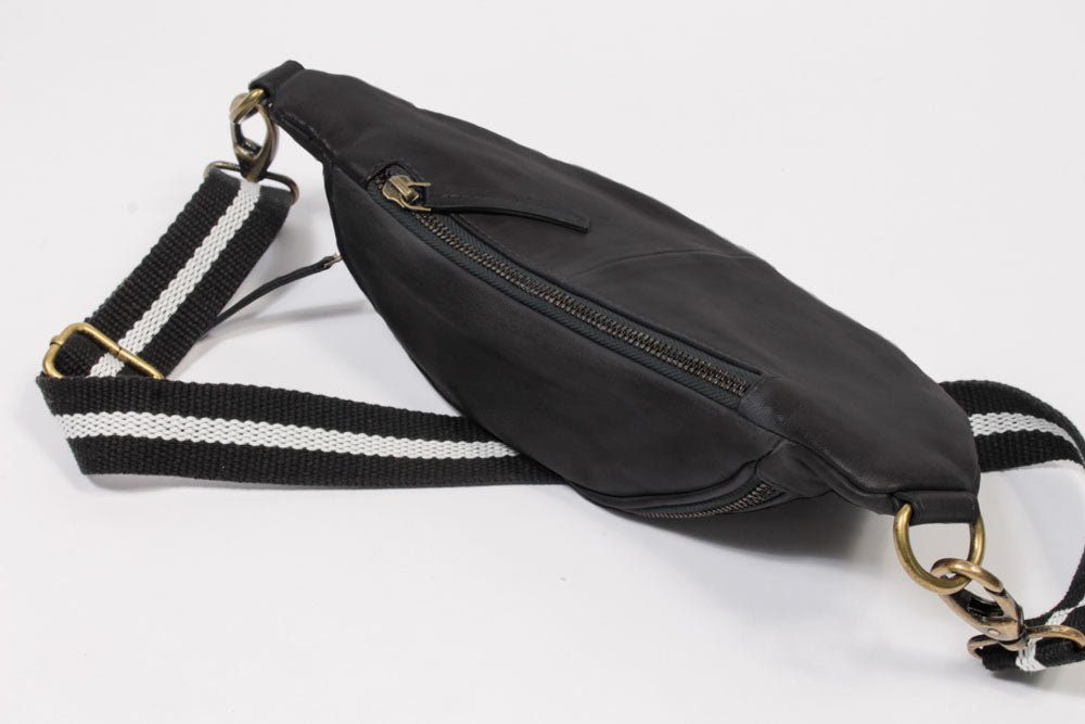 Charlie M" Beltbag aus abgestepptem Leder in Schwarz - ANOKHI