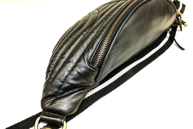 Charlie M" Beltbag aus abgestepptem Leder in Schwarz - ANOKHI