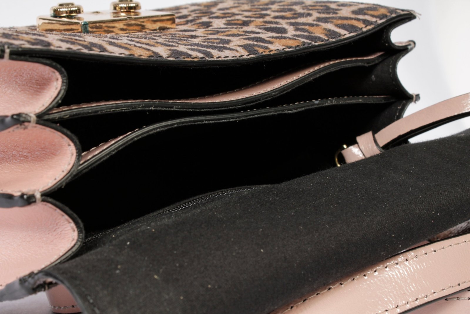 Joanne" kleine Umhängetasche aus Leder in Leooptik - ANOKHI